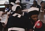 Standbild Handarbeiten und nähen Klasse Kingston Jamaika, 1972, aus Sekunde 62 historischem Filmmaterial Videoclip 65675040547