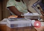 Image contraceptifs Kingston Jamaïque, 1972, de la seconde 22 séquences d'archives historiques vidéo 65675040548