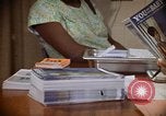 Image contraceptifs Kingston Jamaïque, 1972, de la seconde 24 séquences d'archives historiques vidéo 65675040548