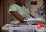 Image contraceptifs Kingston Jamaïque, 1972, de la seconde 27 séquences d'archives historiques vidéo 65675040548