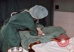 Standbild baby Lieferung Kingston Jamaika, 1972, aus Sekunde 3 historischem Filmmaterial Videoclip 65675040549
