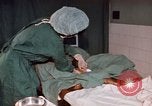 Standbild baby Lieferung Kingston Jamaika, 1972, aus Sekunde 4 historischem Filmmaterial Videoclip 65675040549