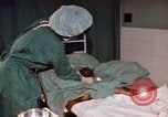 Standbild baby Lieferung Kingston Jamaika, 1972, aus Sekunde 6 historischem Filmmaterial Videoclip 65675040549