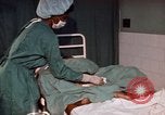 Standbild baby Lieferung Kingston Jamaika, 1972, aus Sekunde 8 historischem Filmmaterial Videoclip 65675040549