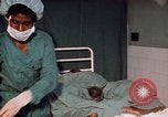 Standbild baby Lieferung Kingston Jamaika, 1972, aus Sekunde 14 historischem Filmmaterial Videoclip 65675040549