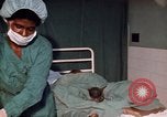 Standbild baby Lieferung Kingston Jamaika, 1972, aus Sekunde 15 historischem Filmmaterial Videoclip 65675040549