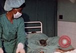 Standbild baby Lieferung Kingston Jamaika, 1972, aus Sekunde 16 historischem Filmmaterial Videoclip 65675040549