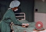 Standbild baby Lieferung Kingston Jamaika, 1972, aus Sekunde 17 historischem Filmmaterial Videoclip 65675040549