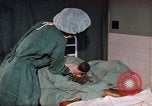 Standbild baby Lieferung Kingston Jamaika, 1972, aus Sekunde 24 historischem Filmmaterial Videoclip 65675040549