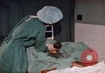 Standbild baby Lieferung Kingston Jamaika, 1972, aus Sekunde 25 historischem Filmmaterial Videoclip 65675040549