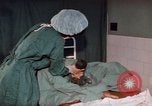 Standbild baby Lieferung Kingston Jamaika, 1972, aus Sekunde 26 historischem Filmmaterial Videoclip 65675040549