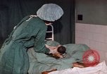Standbild baby Lieferung Kingston Jamaika, 1972, aus Sekunde 28 historischem Filmmaterial Videoclip 65675040549
