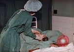 Standbild baby Lieferung Kingston Jamaika, 1972, aus Sekunde 29 historischem Filmmaterial Videoclip 65675040549