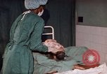 Standbild baby Lieferung Kingston Jamaika, 1972, aus Sekunde 30 historischem Filmmaterial Videoclip 65675040549