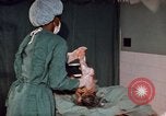 Standbild baby Lieferung Kingston Jamaika, 1972, aus Sekunde 31 historischem Filmmaterial Videoclip 65675040549