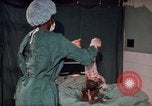 Standbild baby Lieferung Kingston Jamaika, 1972, aus Sekunde 32 historischem Filmmaterial Videoclip 65675040549