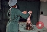 Standbild baby Lieferung Kingston Jamaika, 1972, aus Sekunde 33 historischem Filmmaterial Videoclip 65675040549