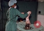 Standbild baby Lieferung Kingston Jamaika, 1972, aus Sekunde 35 historischem Filmmaterial Videoclip 65675040549