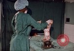Standbild baby Lieferung Kingston Jamaika, 1972, aus Sekunde 36 historischem Filmmaterial Videoclip 65675040549