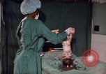 Standbild baby Lieferung Kingston Jamaika, 1972, aus Sekunde 37 historischem Filmmaterial Videoclip 65675040549