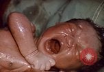 Standbild baby Lieferung Kingston Jamaika, 1972, aus Sekunde 40 historischem Filmmaterial Videoclip 65675040549