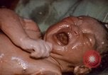 Standbild baby Lieferung Kingston Jamaika, 1972, aus Sekunde 44 historischem Filmmaterial Videoclip 65675040549