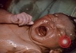 Standbild baby Lieferung Kingston Jamaika, 1972, aus Sekunde 46 historischem Filmmaterial Videoclip 65675040549
