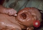 Standbild baby Lieferung Kingston Jamaika, 1972, aus Sekunde 47 historischem Filmmaterial Videoclip 65675040549
