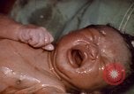 Standbild baby Lieferung Kingston Jamaika, 1972, aus Sekunde 49 historischem Filmmaterial Videoclip 65675040549