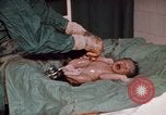 Standbild baby Lieferung Kingston Jamaika, 1972, aus Sekunde 50 historischem Filmmaterial Videoclip 65675040549