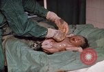 Standbild baby Lieferung Kingston Jamaika, 1972, aus Sekunde 51 historischem Filmmaterial Videoclip 65675040549