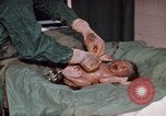 Standbild baby Lieferung Kingston Jamaika, 1972, aus Sekunde 52 historischem Filmmaterial Videoclip 65675040549