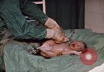 Standbild baby Lieferung Kingston Jamaika, 1972, aus Sekunde 53 historischem Filmmaterial Videoclip 65675040549