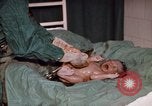 Standbild baby Lieferung Kingston Jamaika, 1972, aus Sekunde 54 historischem Filmmaterial Videoclip 65675040549