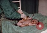 Standbild baby Lieferung Kingston Jamaika, 1972, aus Sekunde 55 historischem Filmmaterial Videoclip 65675040549