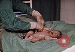 Standbild baby Lieferung Kingston Jamaika, 1972, aus Sekunde 56 historischem Filmmaterial Videoclip 65675040549