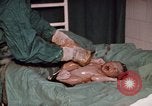 Standbild baby Lieferung Kingston Jamaika, 1972, aus Sekunde 58 historischem Filmmaterial Videoclip 65675040549