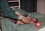 Standbild baby Lieferung Kingston Jamaika, 1972, aus Sekunde 59 historischem Filmmaterial Videoclip 65675040549
