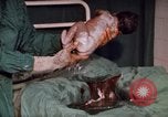 Standbild baby Lieferung Kingston Jamaika, 1972, aus Sekunde 61 historischem Filmmaterial Videoclip 65675040549