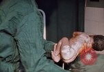 Standbild baby Lieferung Kingston Jamaika, 1972, aus Sekunde 62 historischem Filmmaterial Videoclip 65675040549