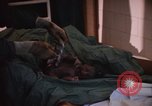 Image accouchement bébé Kingston Jamaïque, 1972, de la seconde 40 séquences d'archives historiques vidéo 65675040550