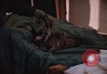 Image accouchement bébé Kingston Jamaïque, 1972, de la seconde 50 séquences d'archives historiques vidéo 65675040550