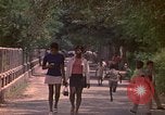 Image enfants en uniforme Kingston Jamaïque, 1972, de la seconde 22 séquences d'archives historiques vidéo 65675040551