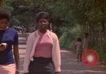 Image enfants en uniforme Kingston Jamaïque, 1972, de la seconde 35 séquences d'archives historiques vidéo 65675040551