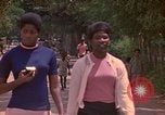 Image enfants en uniforme Kingston Jamaïque, 1972, de la seconde 36 séquences d'archives historiques vidéo 65675040551