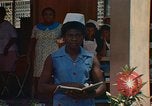 Image infirmière jamaïcaine Jamaïque, 1972, de la seconde 6 séquences d'archives historiques vidéo 65675040559