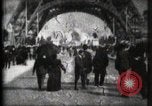 Standbild Eiffelturm Paris Frankreich, 1900, aus Sekunde 3 historischem Filmmaterial Videoclip 65675040582