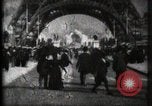 Standbild Eiffelturm Paris Frankreich, 1900, aus Sekunde 4 historischem Filmmaterial Videoclip 65675040582