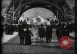 Standbild Eiffelturm Paris Frankreich, 1900, aus Sekunde 5 historischem Filmmaterial Videoclip 65675040582