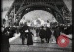 Standbild Eiffelturm Paris Frankreich, 1900, aus Sekunde 6 historischem Filmmaterial Videoclip 65675040582